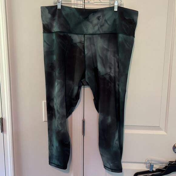 Athleta 3X Elation Printed Black & Gray 7/8 Tight Leggings - Picture 2 of 16